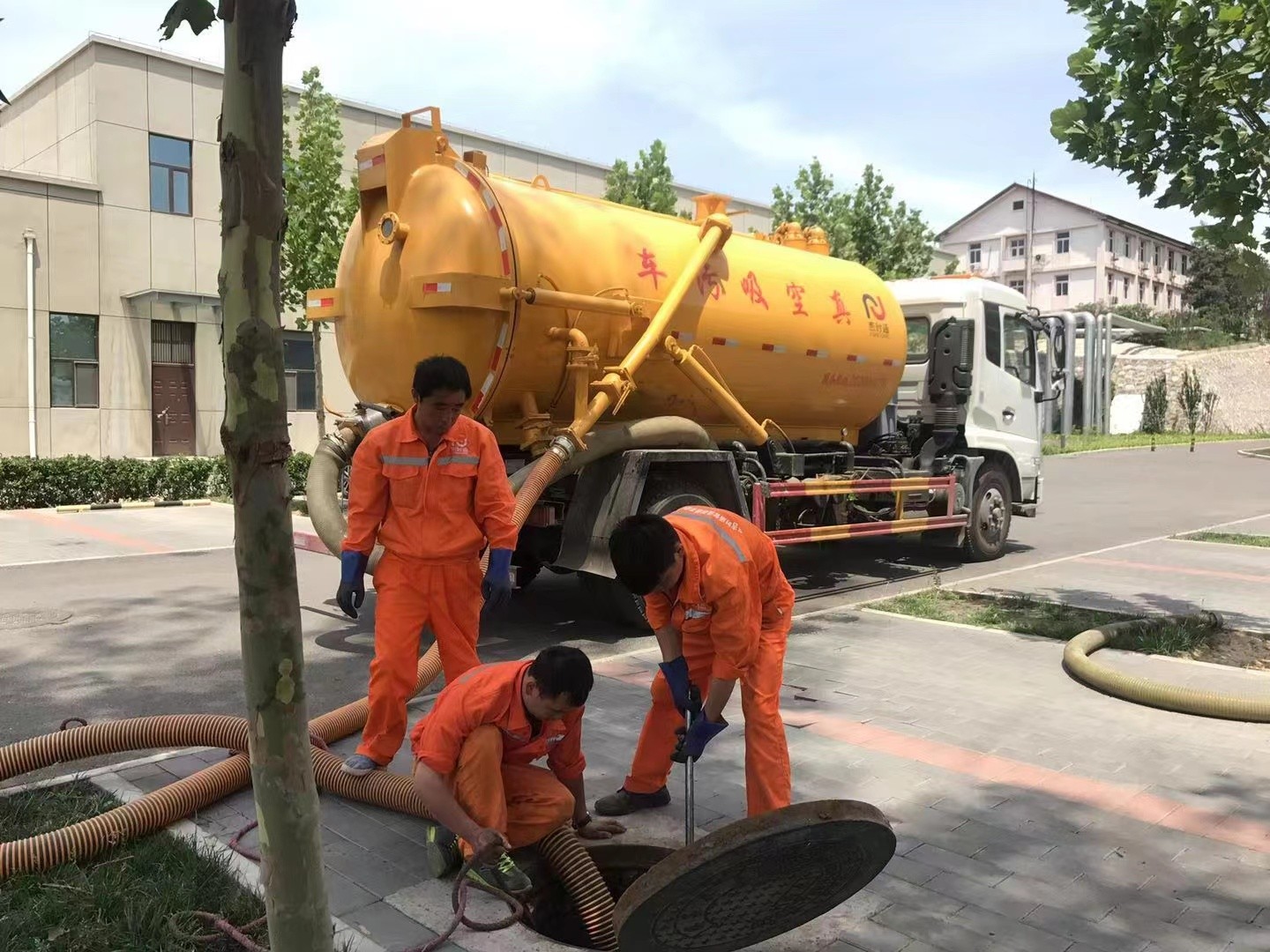 铁西管道疏通车停在窨井附近