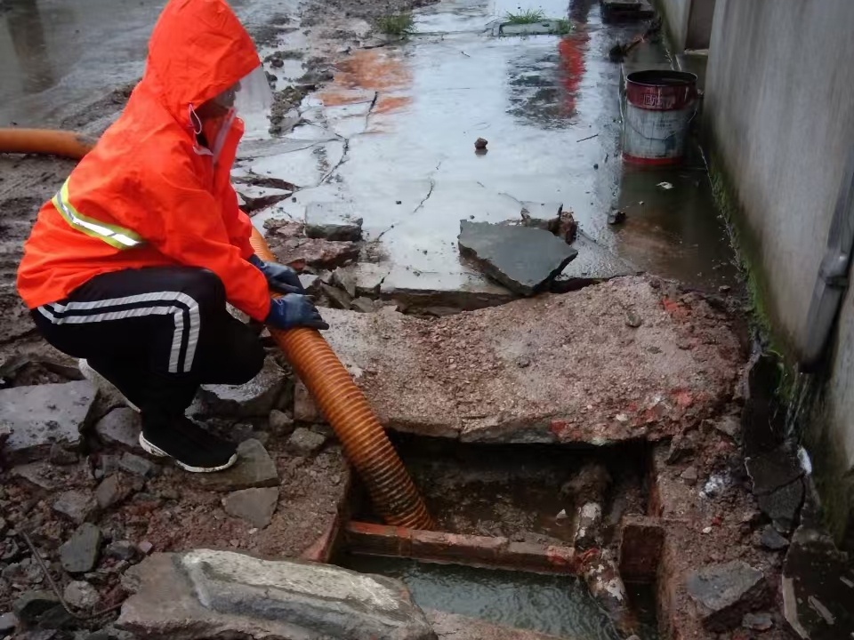 铁西专业清理污水池 炜誉市政以规范流程守护城市 “肠道”