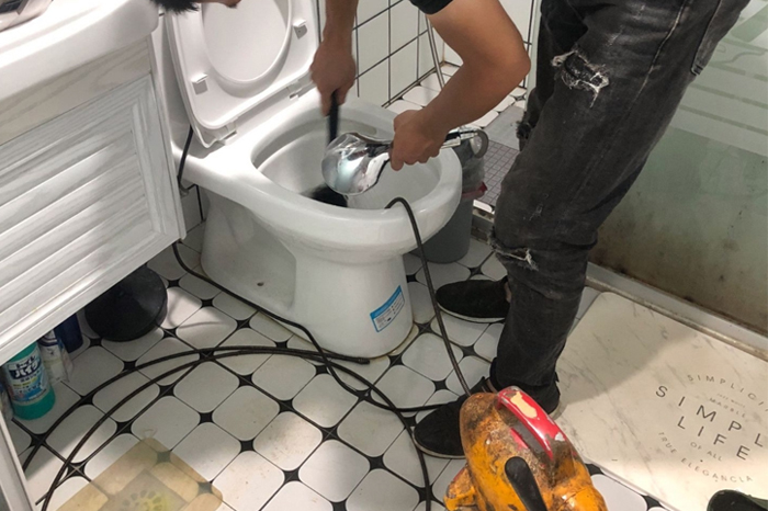 铁西马桶堵塞自己疏通还是找师傅？专业上门服务让你省时更省心